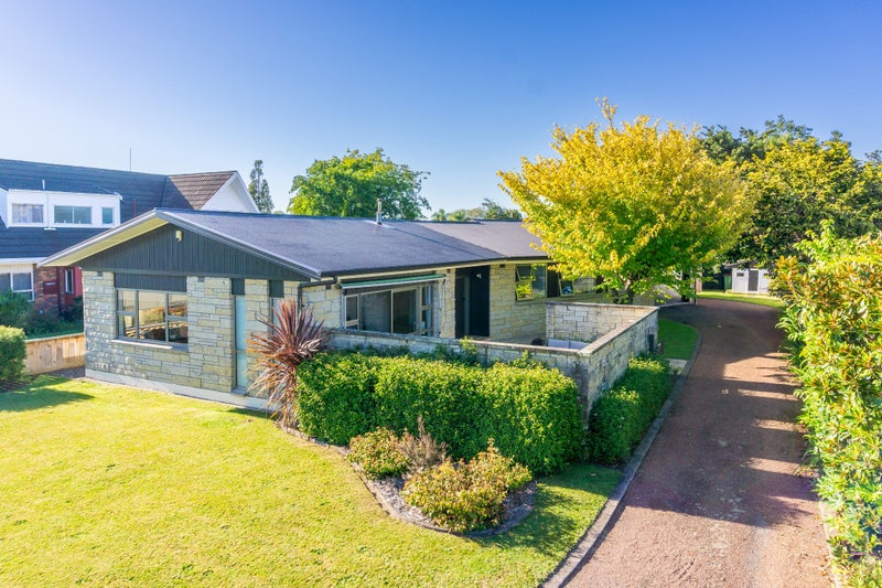 24 Clements Crescent, Queenwood, Hamilton - Carousel 1