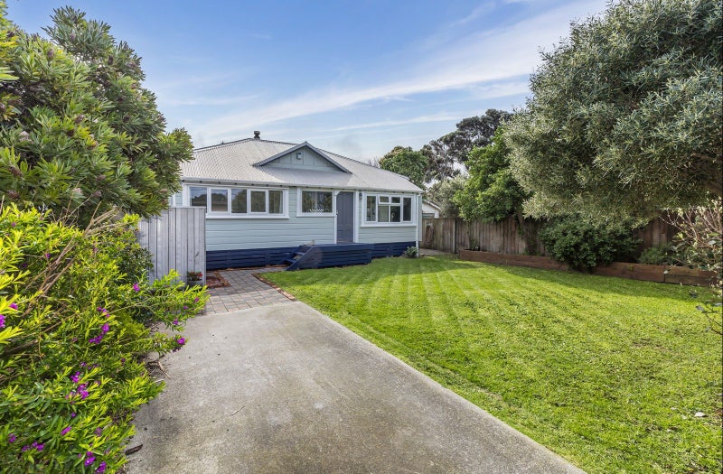 3 Apu Crescent, Lyall Bay, Wellington - Carousel 1