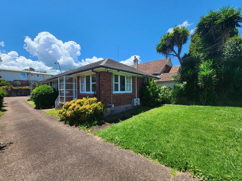 1/2 Rewa Road, Three Kings, Auckland - Carousel 1