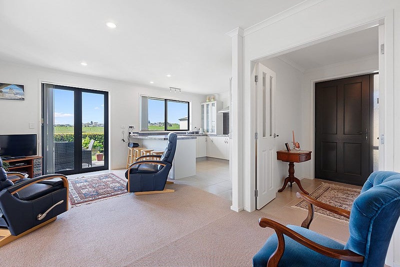 13 Gleneagles Way, Waiwhakaiho, New Plymouth - Carousel 2