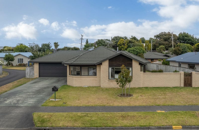 22 Lorna Irene Drive, Raumati South, Paraparaumu - Carousel 1