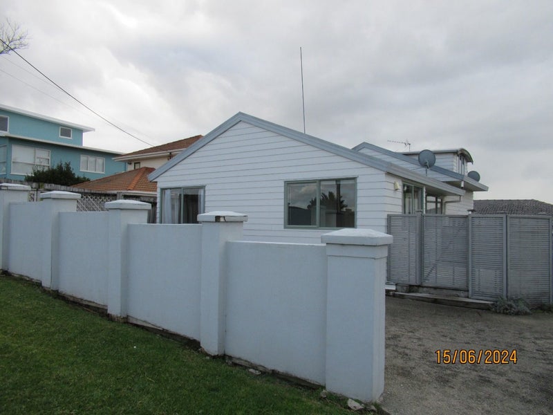 53 Knights Road, Rothesay Bay, Auckland - Carousel 13