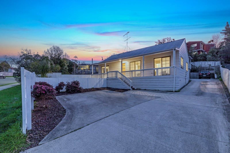 90 Oaktree Avenue, Browns Bay, Auckland - Carousel 1