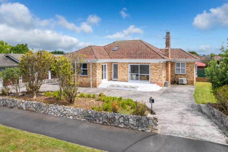 22 Forest Lake Road, Forest Lake, Hamilton - Carousel 1