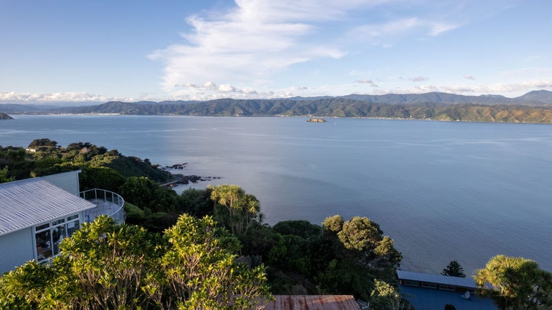 174 Nevay Road, Karaka Bays, Wellington - Carousel 1