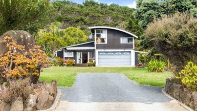 7 Erangi Place, Te Henga / Bethells Beach - Carousel 1