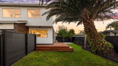 4/90 Lynwood Road, New Lynn, Auckland - Carousel 1