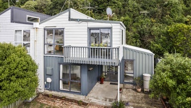 5A Kerr Grove, Johnsonville, Wellington - Carousel 1