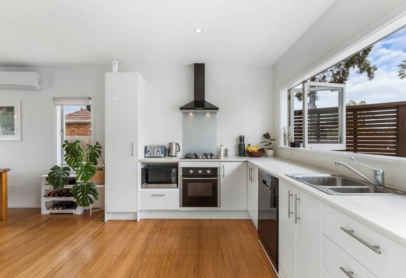 38 Tamatea Avenue, Point England, Auckland - Carousel 2