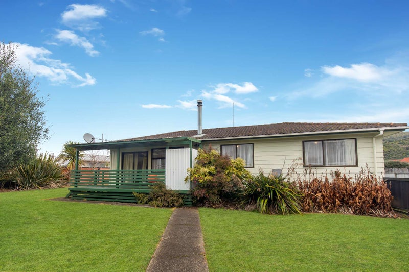 15 Matthew Place, Kawaha Point, Rotorua - Carousel 1