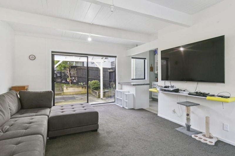 118 Akaroa Drive, Maupuia, Wellington - Carousel 2