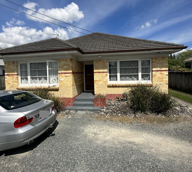 16 Brookfield Street, Hamilton East, Hamilton - Carousel 1