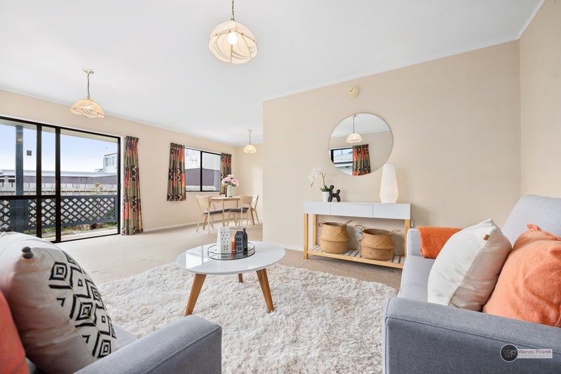 2/12 Awamutu GR, GRACEFIELD, LOWER HUTT - Carousel 1