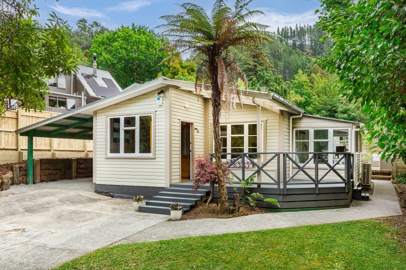 38 Jocelyn Crescent, Pinehaven, Upper Hutt - Carousel 1