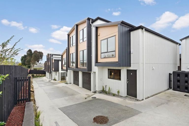 4/11 Scanlen Terrace, Kelston, Auckland - Carousel 18