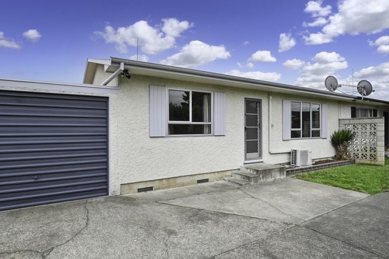 208 Frimley Oaks, Frimley, Hastings - Carousel 1