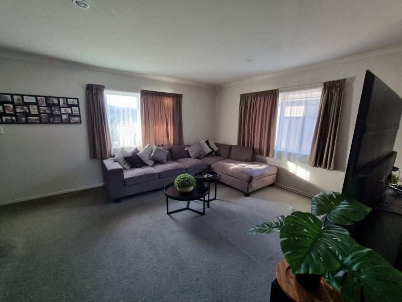 16 Diamond Grove, Brown Owl, Upper Hutt - Carousel 2