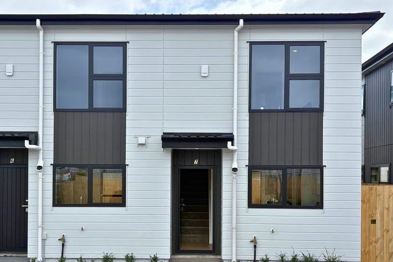 10/32 Tapuwae Way, Māngere Bridge, Auckland - Carousel 1