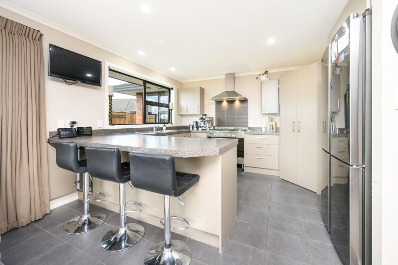 7 Medallion Court, Kelvin Grove, Palmerston North - Carousel 2