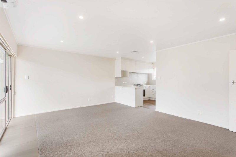 2/5 Sylvan Crescent, Te Atatu South, Auckland - Carousel 2