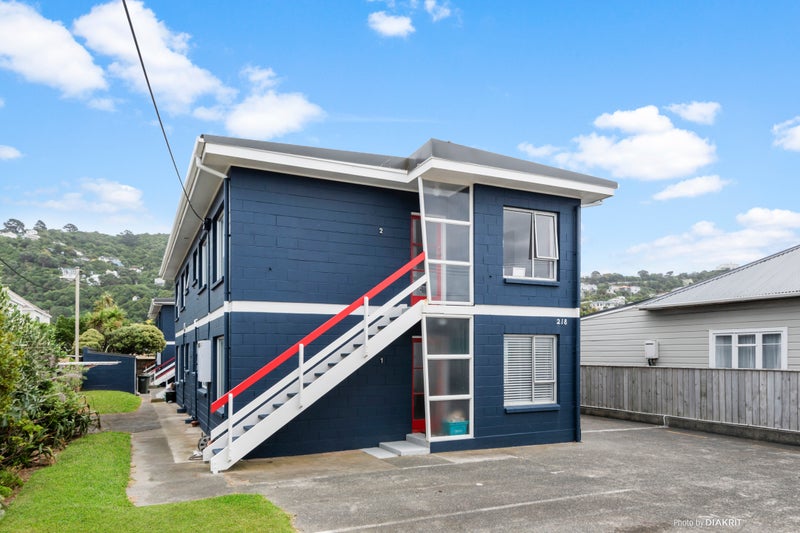 2/218 Onepu Road, Lyall Bay, Wellington - Carousel 1