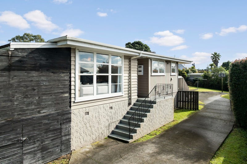 53 Cliff View Drive, Green Bay, Auckland - Carousel 1