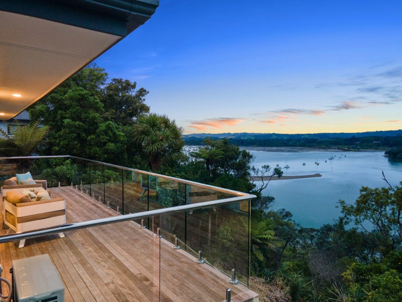 41 Pohutukawa Avenue, Shelly Park, Auckland - Carousel 2