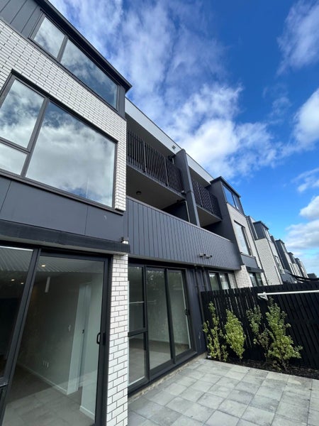 2/16 Treasure Lane, TE ATATU SOUTH, AUCKLAND - Carousel 1