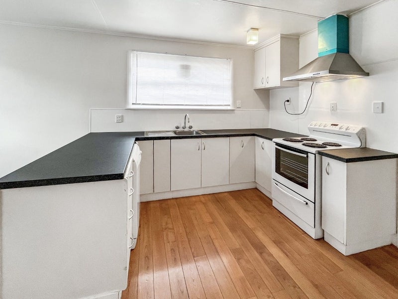 8 Woburn Place, Takaro, Palmerston North - Carousel 2