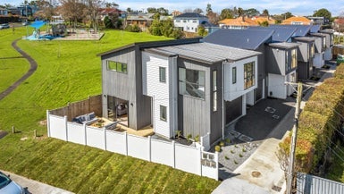 21B Montgomery Avenue, Belmont, Auckland - Carousel 1