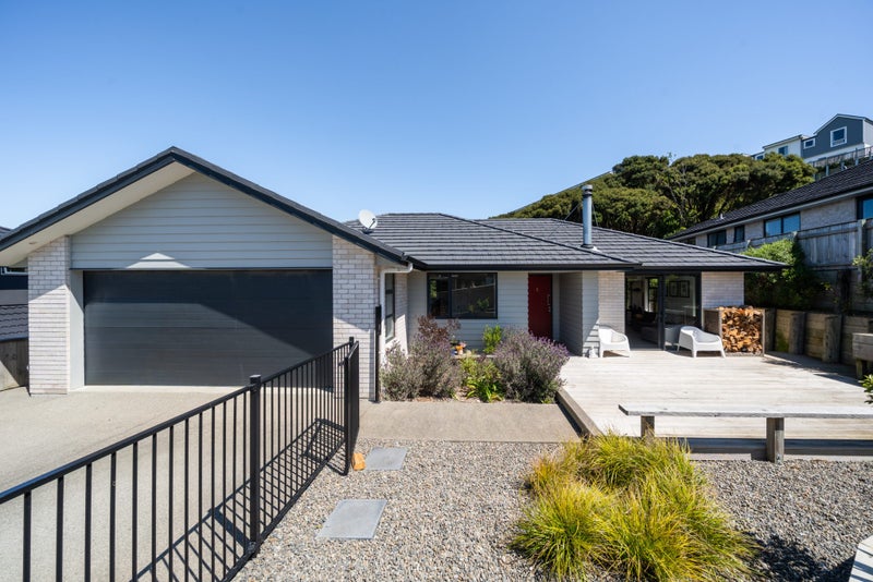 8 Topsail Way, Whitby, Porirua - Carousel 1