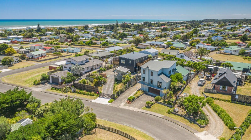 8 Arataki Grove, Waitarere Beach, Levin - Carousel 21