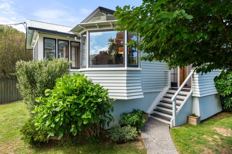 12 Sunshine Avenue, Karori, Wellington - Carousel 1