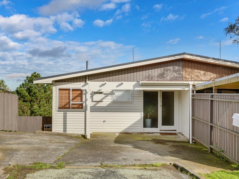15A Colchester Crescent, Newlands, Wellington - Carousel 2