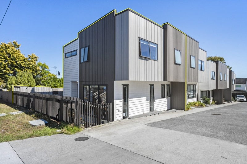 88 Sylvan Crescent, Te Atatu South, Auckland - Carousel 1