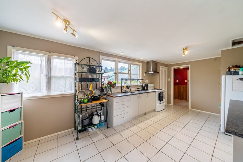 1216 Fergusson Drive, Brown Owl, Upper Hutt - Carousel 2