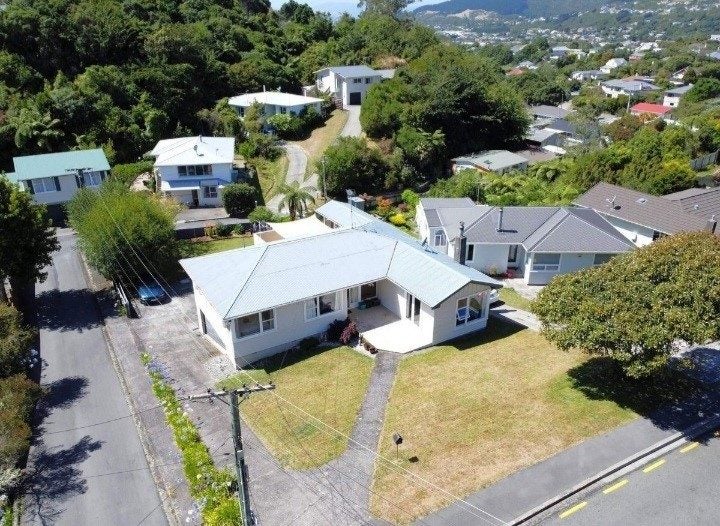 38 Larsen Crescent, Tawa, Wellington - Carousel 1