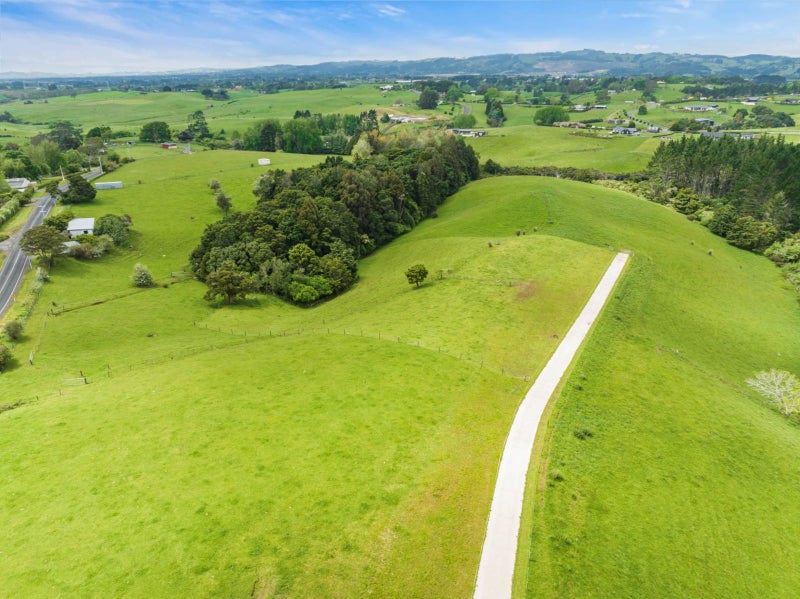 5 Bush Road, Waiatarua, Auckland - Carousel 1