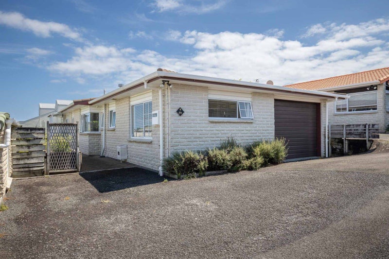 2/3B Sandel Rise, Merrilands, New Plymouth - Carousel 1