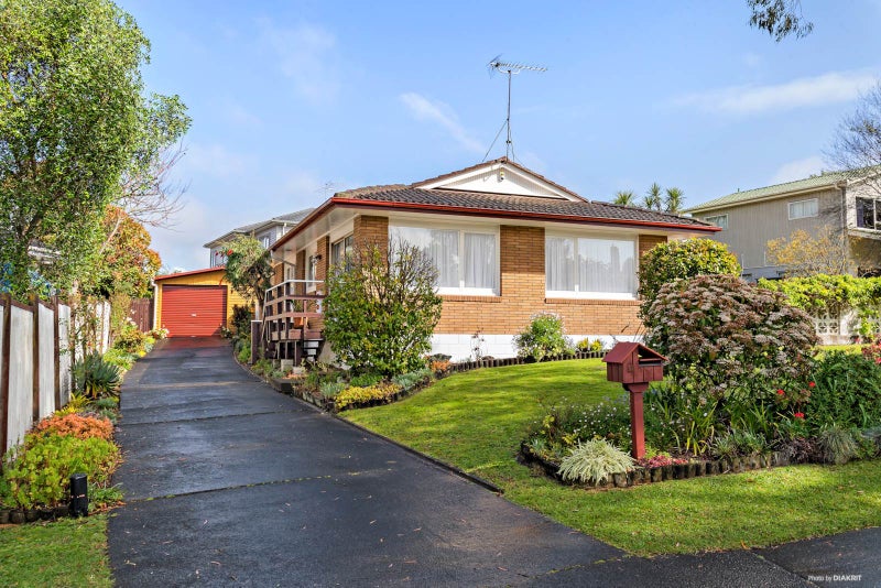 31 La Perouse Street, Botany Downs, Auckland - Carousel 1