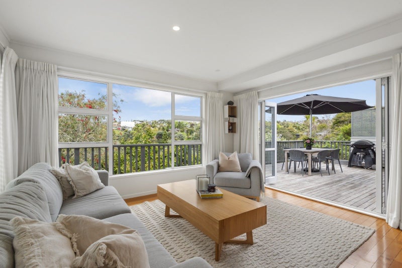 40 Peter Terrace, Castor Bay, Auckland - Carousel 1