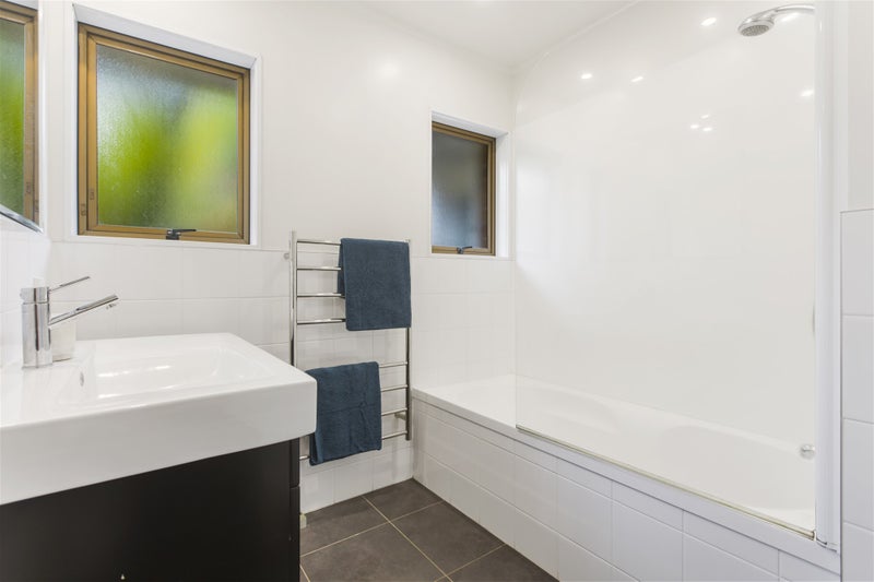 33 Tree View Avenue, Glenfield, Auckland - Carousel 16