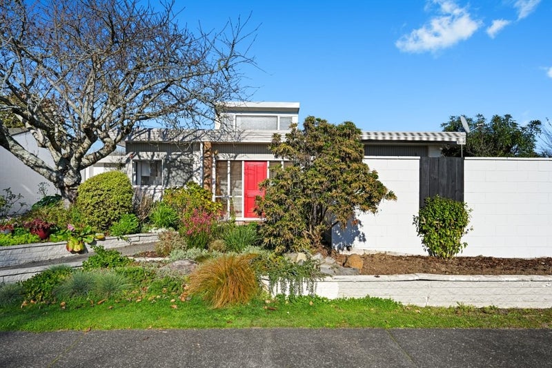 31 Bernard Street, Chedworth, Hamilton - Carousel 1