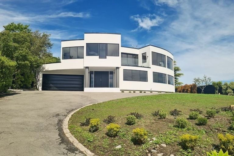 8 Blencathra Place, Westmorland, Christchurch - Carousel 1