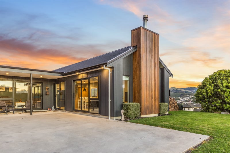 6 Tutoko Place, Aotea, Porirua - Carousel 1