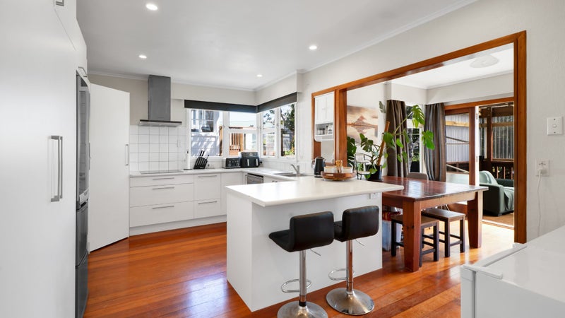 542 Devon Street West, Blagdon, New Plymouth - Carousel 1