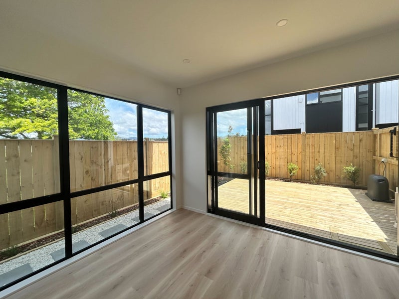 8/26 Smythe Road, Henderson, Auckland - Carousel 2