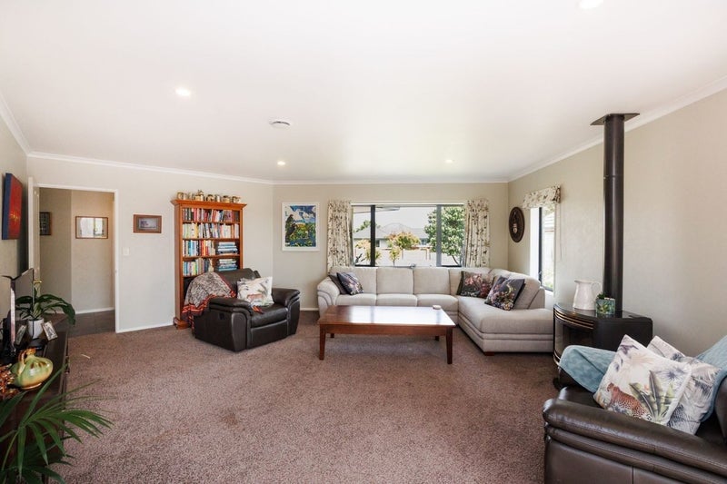 147 Pacific Drive, Fitzherbert, Palmerston North - Carousel 2