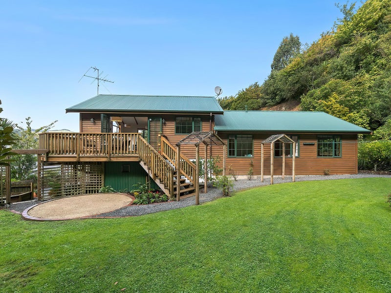 11 Bishops Glen, Tawa, Wellington - Carousel 1