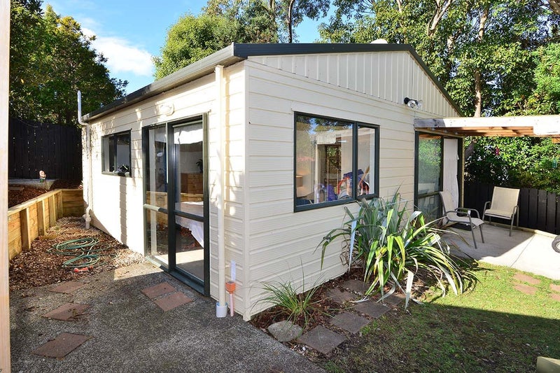 11 Thalia Place, Totara Vale, Auckland - Carousel 1